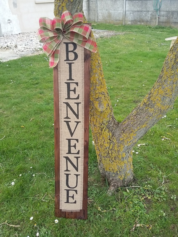 décoration pour une entrée de maison en bois de palette avec inscription bienvenue sur toile de jute et gros noeud rouge et vert