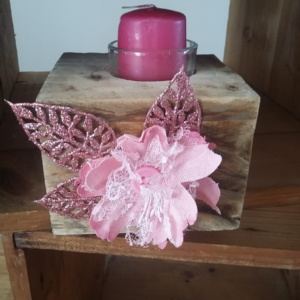 porte bougie en bois avec feuilles pailletées rose fushia surmontée d'une fleur rose en tissus