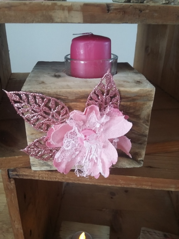porte bougie en bois avec feuilles pailletées rose fushia surmontée d'une fleur rose en tissus