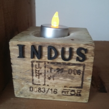 porte bougie en bois avec inscriptions indus en lettres bois noires