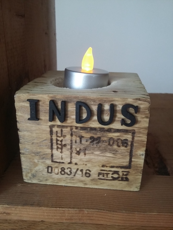 porte bougie en bois avec inscriptions indus en lettres bois noires