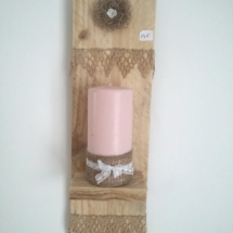 porte bougie mural en bois brut avec petite fleur en toile de jute et ancienne dentelle