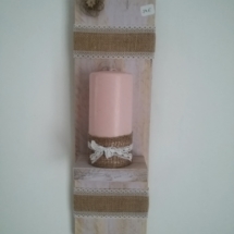 porte bougie mural légèrement patiné rose avec petite fleur en toile de jute, ruban toile de jute et dentelle