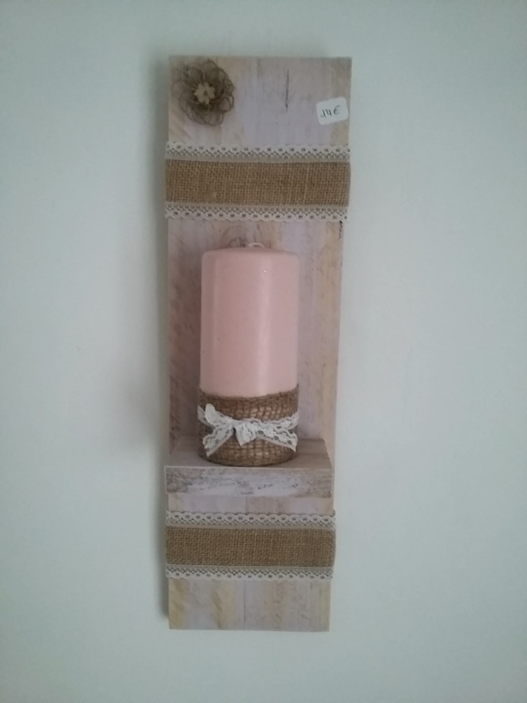 porte bougie mural légèrement patiné rose avec petite fleur en toile de jute, ruban toile de jute et dentelle