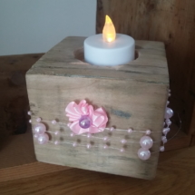 porte bougie en bois brut entouré d'un ruban de perles rose et d'une toute petite fleur rose fait main