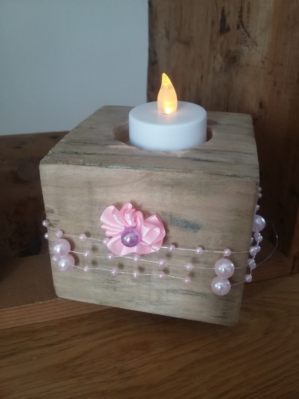 porte bougie en bois brut entouré d'un ruban de perles rose et d'une toute petite fleur rose fait main