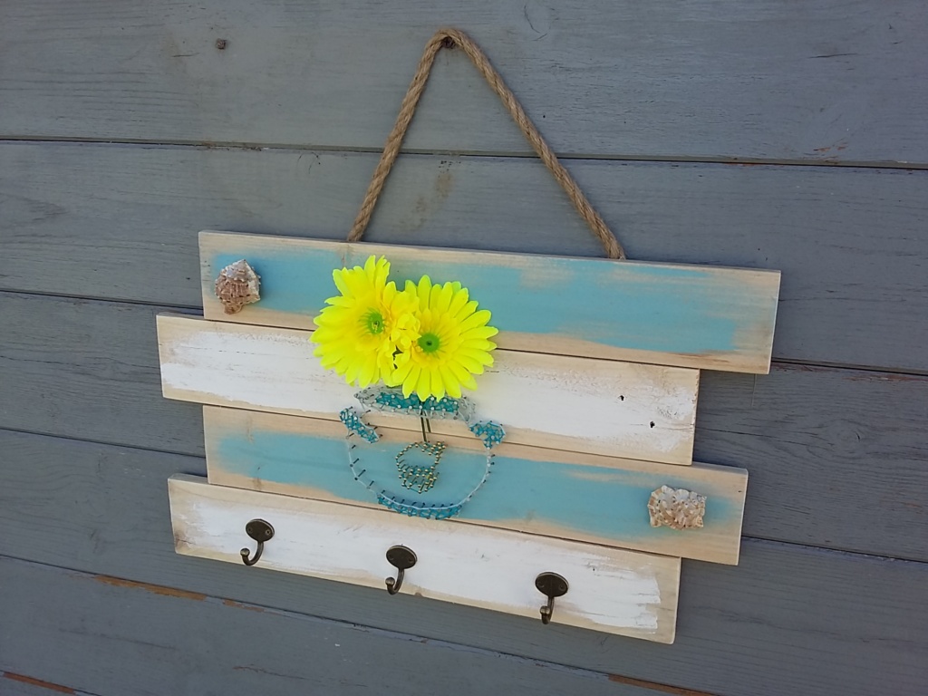 Porte clefs en bois de palette avec couleur bleue et blanc. Vase boule fait façon string art et coquillages en décorations