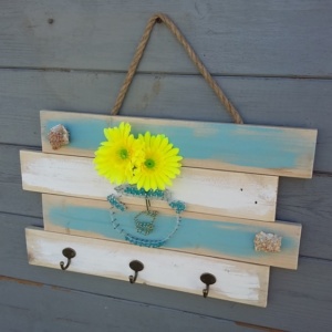 Porte clefs en bois de palette avec couleur bleue et blanc. Vase boule fait façon string art et coquillages en décorations