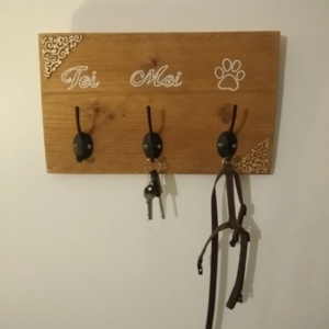 Porte clefs en bois brut. On n'oublie surtout pas notre meilleur ami de l'homme