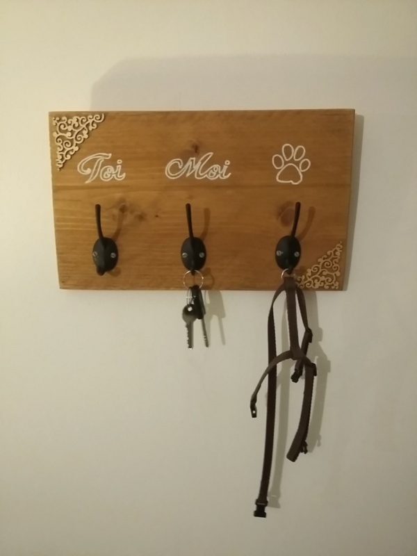 Porte clefs en bois brut. On n'oublie surtout pas notre meilleur ami de l'homme