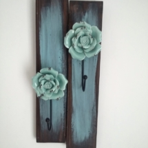 porte serviettes en bois teinté foncé et patine bleue avec patères en porcelaine en forme de fleurs bleues