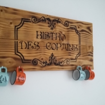 porte tasses ou porte verres en bois de palettes brûlé et inscription style rétro