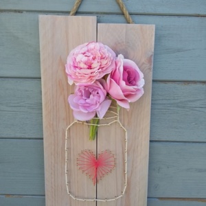 Pot de fleurs string art sur un cadre en bois brut teinte rosée légère