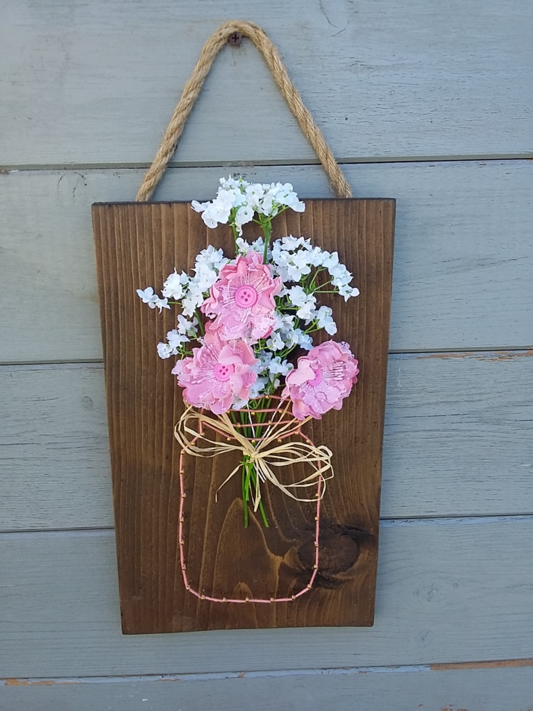pot de fleurs string art sur cadre en bois teinté foncé