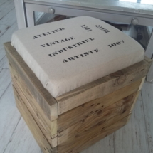 Pouf en bois de palette avec coussin en toile de jute et inscriptions thème industriel