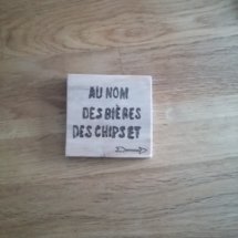 sous verre en bois pyrogravé avec citation Au nom des bières des chips et des soirées entre amis