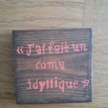 sous verre en bois avec citation J'ai fais un coma idyllique