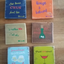 sous-verre en bois colorés avec citations