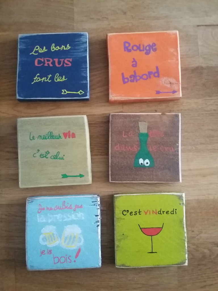 sous-verre en bois colorés avec citations