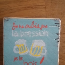 sous verre en bois avec citation Je ne subis pas la pression je la bois