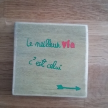 sous verre en bois avec citation Le meilleur vin c'est celui qu'on boit entre amis