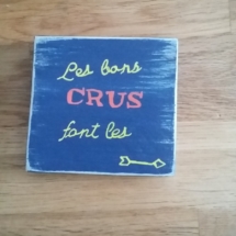 sous verre en bois coloré avec citation Les bons crus font les bonnes cuites