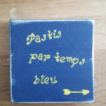 Sous verre en bois avec citation Pastis par temps bleu Pastis délicieux