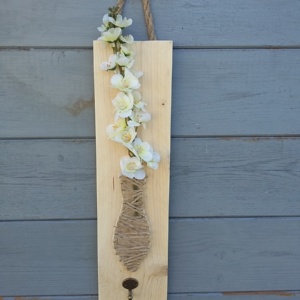 vase string art sur une planche de bois brut avec porte clef