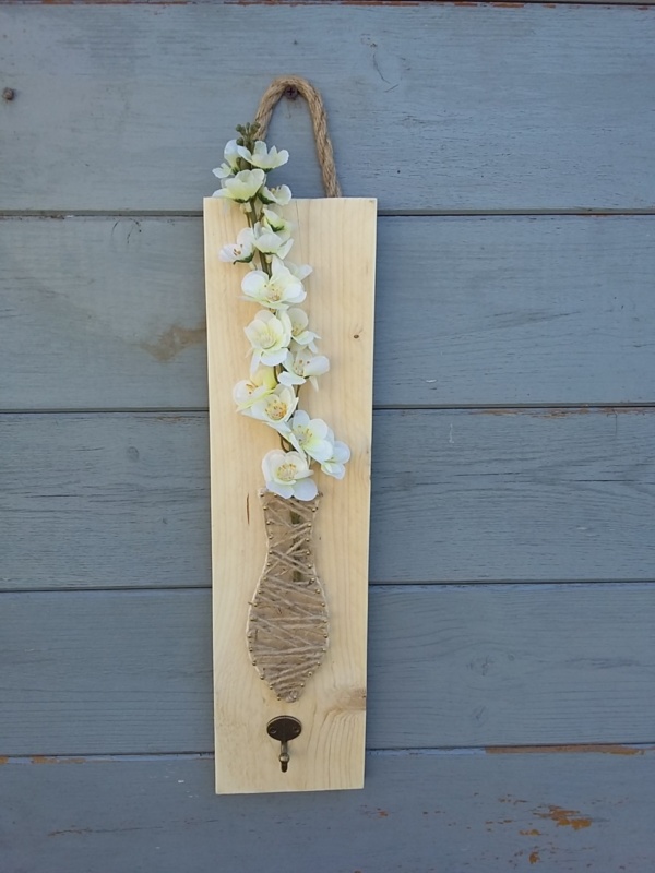 vase string art sur une planche de bois brut avec porte clef