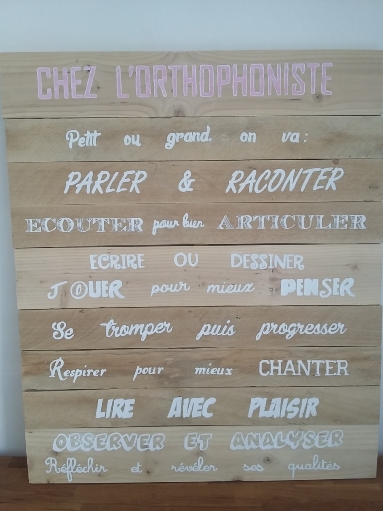 tableau en bois de palette avec inscriptions de différentes écritures de police décrivant le métier d'une orthophoniste.