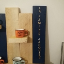 étagère en bois de palette personnalisée avec le nom de famille