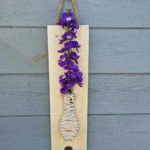 vase string art sur une planche de bois brut avec porte clef