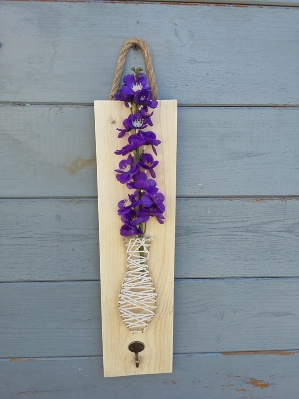 vase string art sur une planche de bois brut avec porte clef