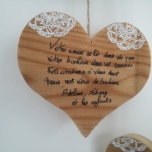 message de félicitation pour les mariés inscrits sur des coeurs en bois