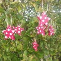 étoiles en bois chantourné peint en rouge avec petits pois blanc