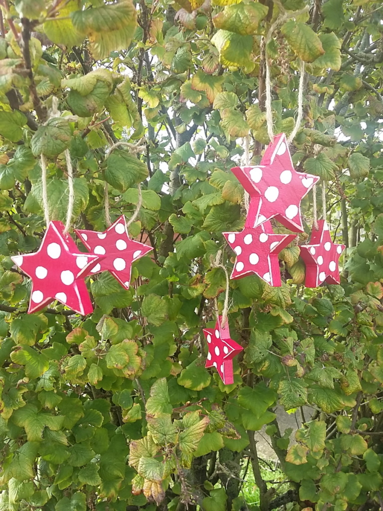 étoiles en bois chantourné peint en rouge avec petits pois blanc