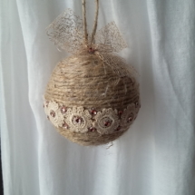 Grosse boule de noël fait avec de la ficelle de lin, des bouts de dentelle ancienne couleur crème collés tout autour, des strass et un noeud doré