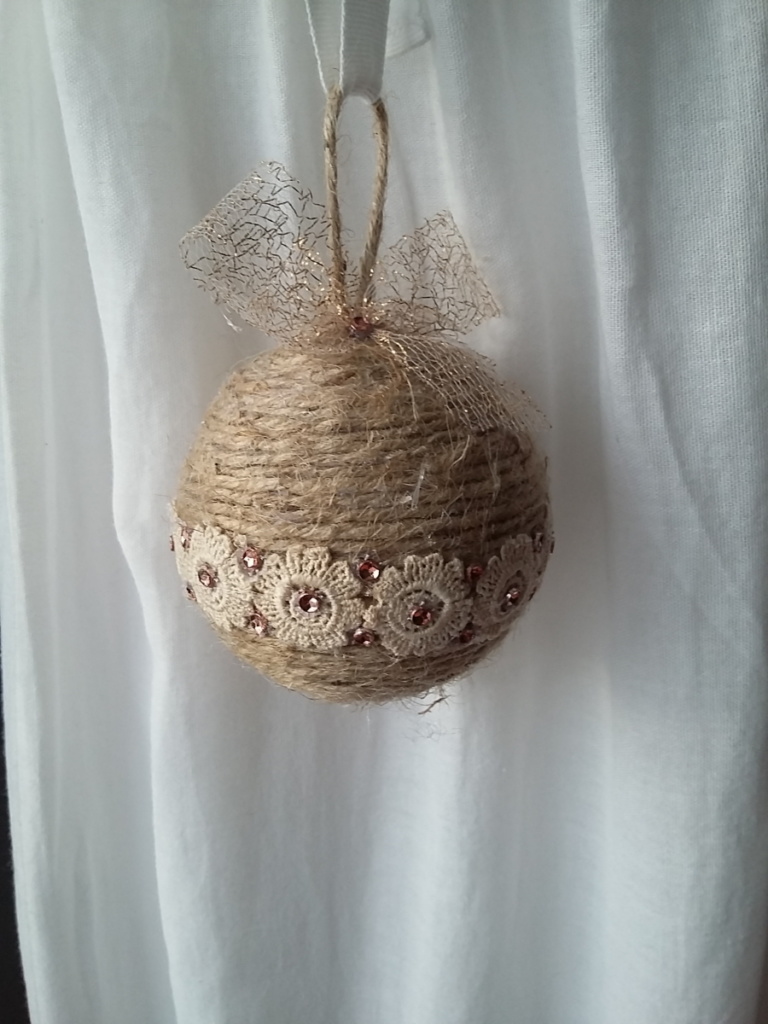 Grosse boule de noël fait avec de la ficelle de lin, des bouts de dentelle ancienne couleur crème collés tout autour, des strass et un noeud doré