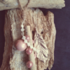 suspension en bois flotté pour sapin de noël avec dentelle, boule de noël et feuille couleur or rose