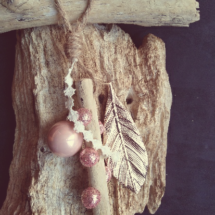 suspension en bois flotté pour sapin de noël avec dentelle, boule de noël et feuille couleur or rose