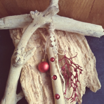 suspension en bois flotté pour sapin de noël avec dentelle, boule de noël et ornements couleur rouge