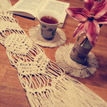 dessous de verre et chemin de table en macramé 100% coton. Fait main