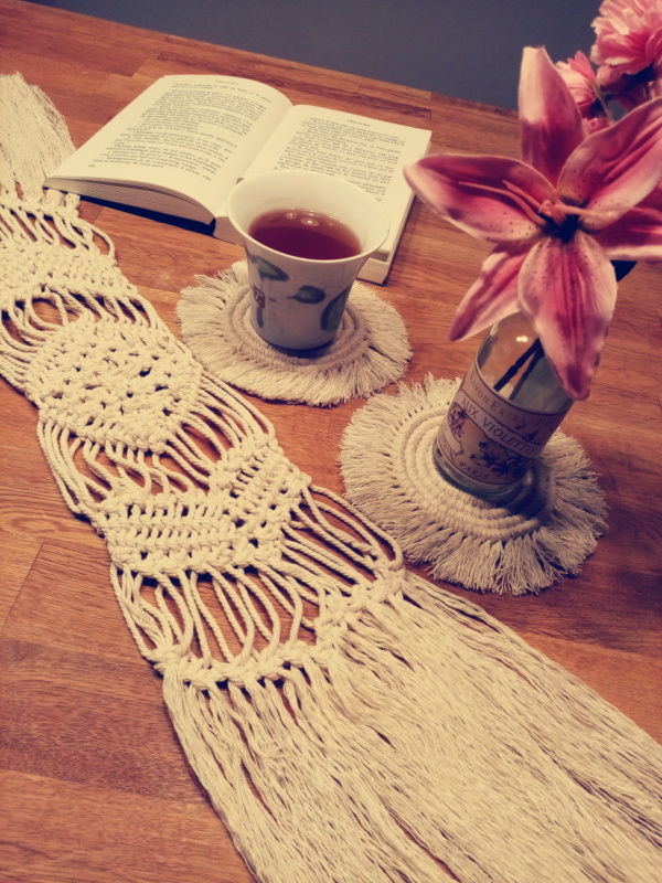 dessous de verre et chemin de table en macramé 100% coton. Fait main