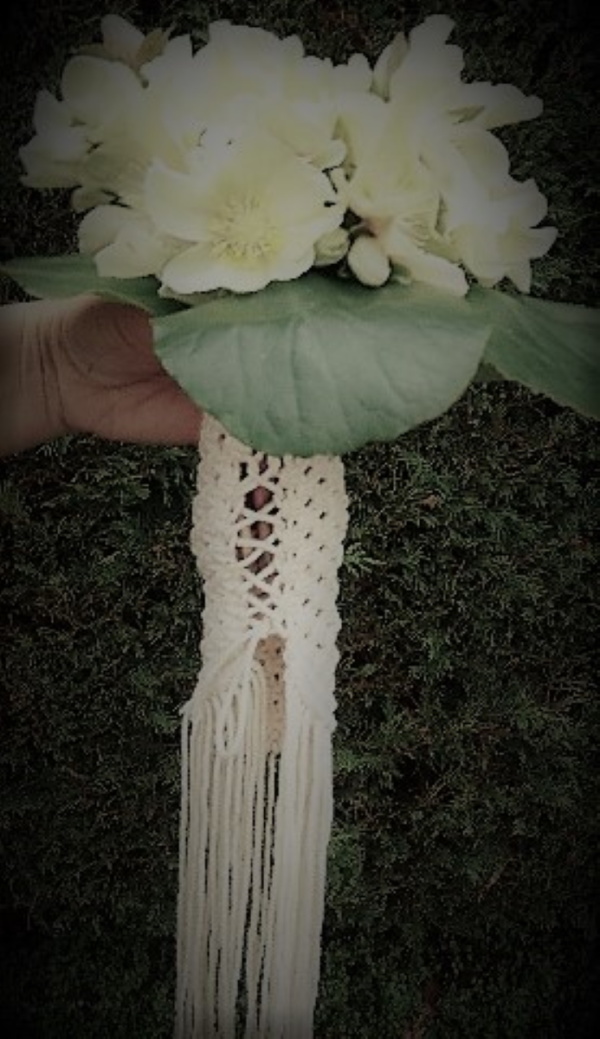vue de derrière de la poignée en macramé 100 % coton pour bouquet de mariée