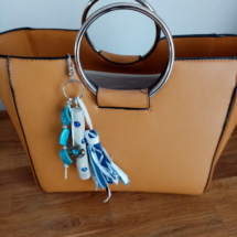 Bijoux de sac avec bois flotté, perles, ornement et pompon couleur bleu ciel