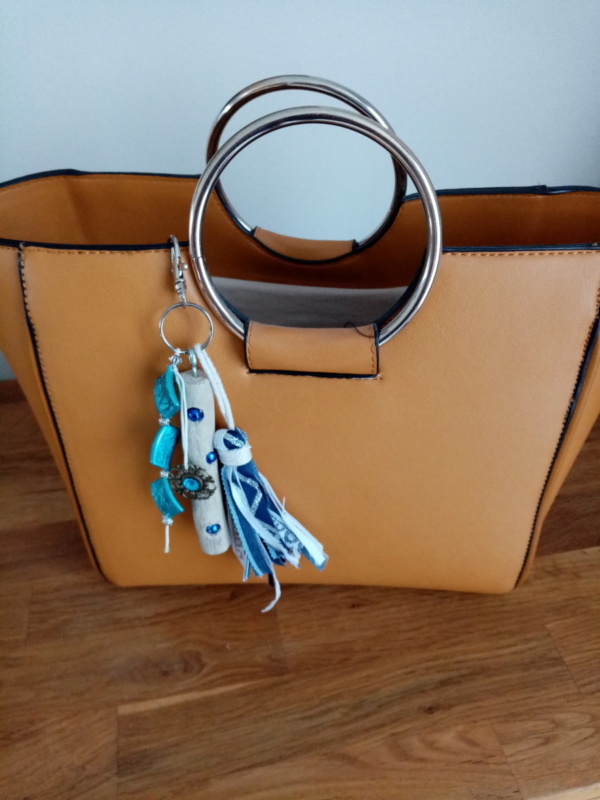Bijoux de sac avec bois flotté, perles, ornement et pompon couleur bleu ciel