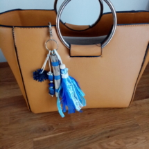 Bijoux de sac avec bois flotté, perles, ornement en résine epoxy et pompon en tissus couleur bleu marine