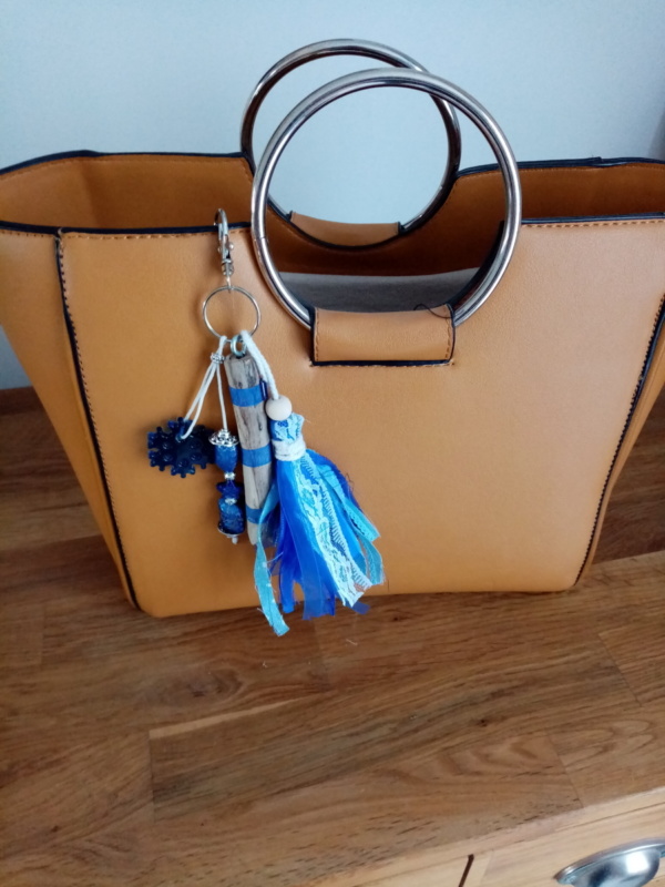 Bijoux de sac avec bois flotté, perles, ornement en résine epoxy et pompon en tissus couleur bleu marine