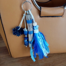 Bijoux de sac avec bois flotté, perles, ornement en résine epoxy et pompon en tissus couleur bleu marine