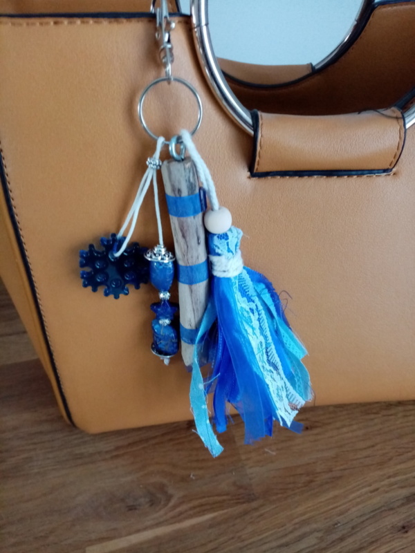 Bijoux de sac avec bois flotté, perles, ornement en résine epoxy et pompon en tissus couleur bleu marine